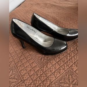 Barely used Mossimo black patent high heels-like new